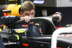 Max Verstappen, Red Bull Racing RB12 met Halo cockpitbescherming