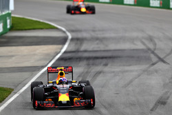 Max Verstappen, Red Bull Racing RB12 lidera a Daniel Ricciardo, Red Bull Racing RB12