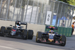Jenson Button, McLaren MP4-31 y Carlos Sainz Jr., Scuderia Toro Rosso STR11