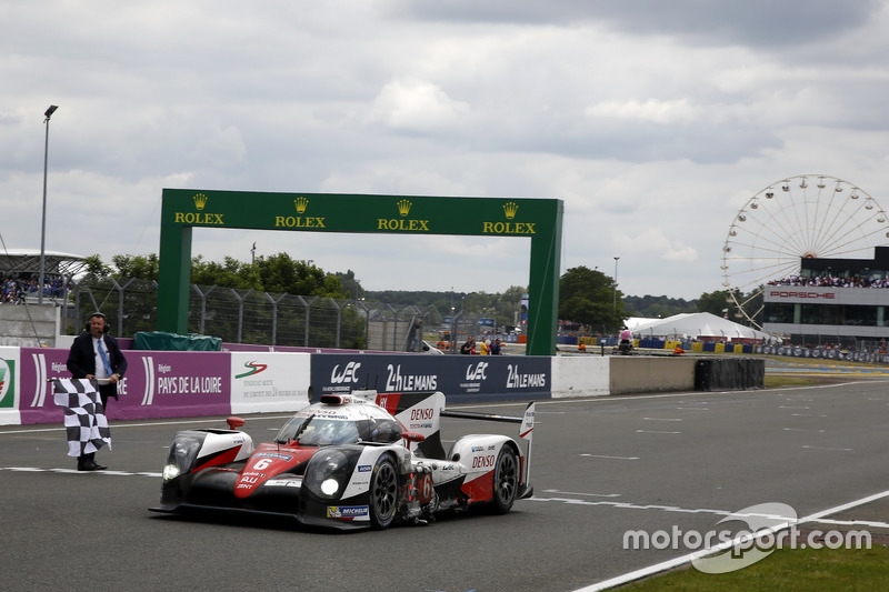 Checkered flag for #6 Toyota Racing Toyota TS050 Hybrid: Stéphane Sarrazin, Mike Conway, Kamui Kobayashi