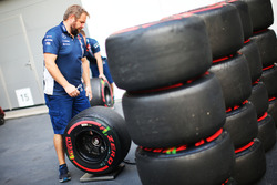 Un mécanicien Williams avec des pneus Pirelli