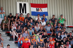 Fans y una bandera para Max Verstappen, Red Bull Racing