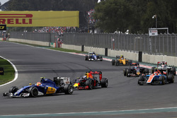 Felipe Nasr, Sauber C35; Daniel Ricciardo, Red Bull Racing RB12