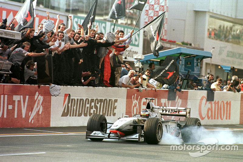 Bandera a cuadros para Mika Hakkinen, McLaren