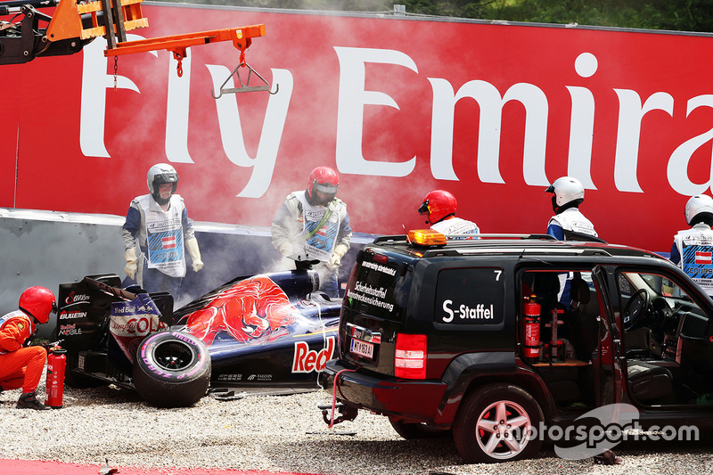 La Scuderia Toro Rosso STR11 danneggaita di Daniil Kvyat, viene portata via dopo il suo incidente durante le qualifiche