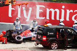 El dañado Scuderia Toro Rosso STR11 de Daniil Kvyat, después de que se estrelló durante la calificac