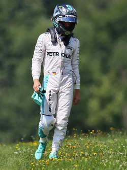 Ніко Росберг, Mercedes AMG F1 W07 Hybrid, аварія під час другої практики