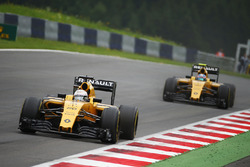 Kevin Magnussen, Renault Sport F1 Team R.S.16 devant son équipier Jolyon Palmer, Renault Sport F1 Team R.S.16