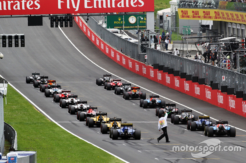 Pascal Wehrlein, Manor Racing MRT05 reverses to the correct grid slot at the start of the race