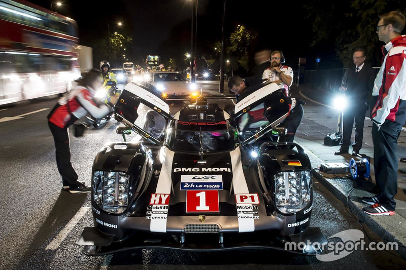 马克·韦伯伦敦中心区驾驶保时捷 919 Hybrid LMP1 赛车
