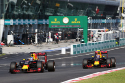 Daniel Ricciardo, Red Bull Racing RB12 y Max Verstappen, Red Bull Racing RB12 luchan por la posición