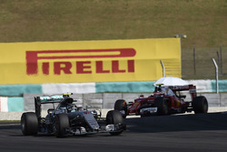 Nico Rosberg, Mercedes AMG F1 W07 Hybrid, Kimi Raikkonen, Ferrari SF16-H