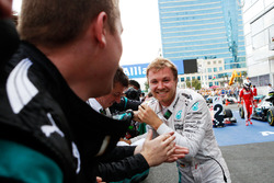 Переможець гонки Ніко Росберг, Mercedes AMG F1 святкує в закритому парку