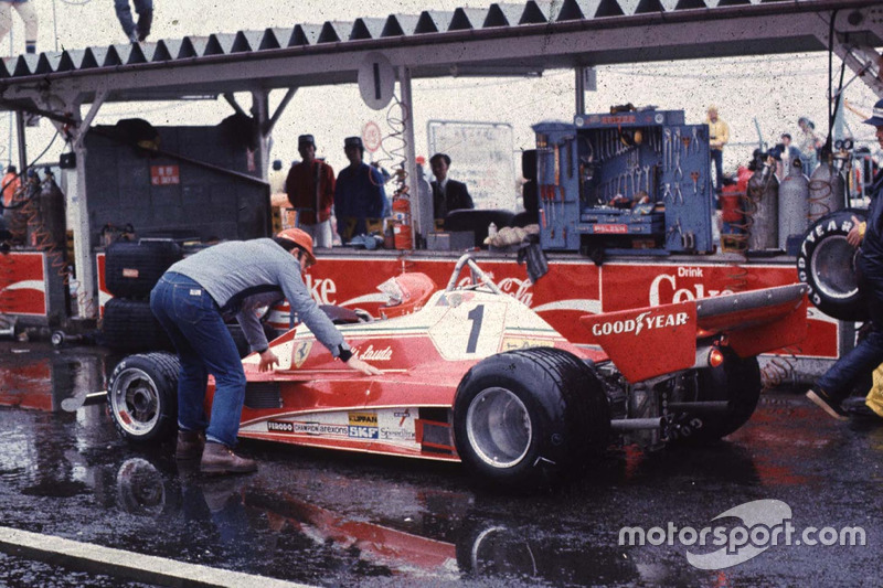 Niki Lauda, Ferrari se retira por la lluvia