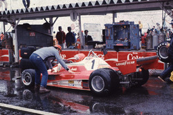 Niki Lauda, Ferrari se retira por la lluvia