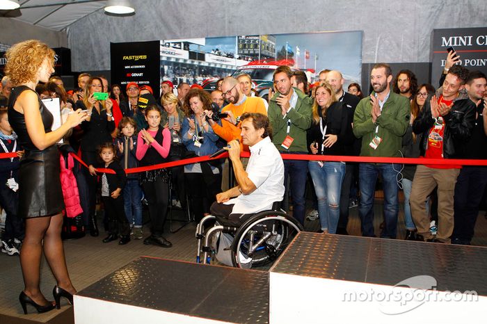 Alex Zanardi, BMW Team Italia, en la ceremonia de premiación