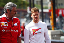 Маурицио Арривабене, руководитель Ferrari и Себастьян Феттель, Ferrari