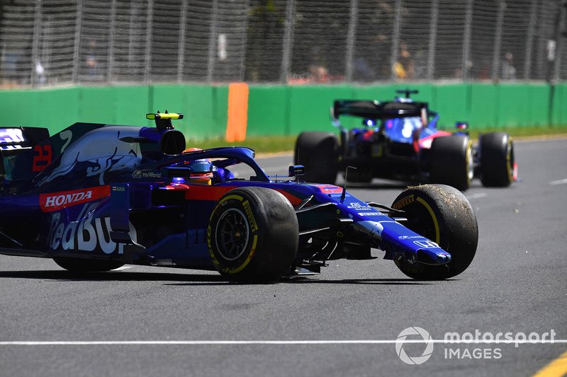 Alexander Albon, Toro Rosso STR14, suffers a spin and damages his front wing