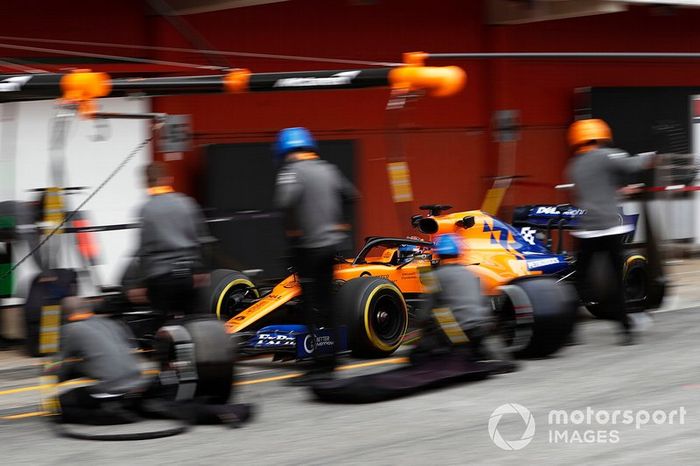 Carlos Sainz Jr., McLaren MCL34 pit stop
