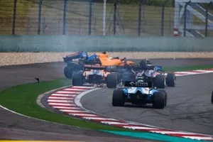 Daniil Kvyat, Toro Rosso STR14, crash met Carlos Sainz Jr., McLaren MCL34, en Lando Norris, McLaren MCL34