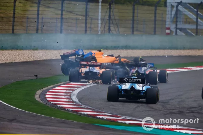 Daniil Kvyat, Toro Rosso STR14, se toca con Carlos Sainz Jr., McLaren MCL34, y Lando Norris, McLaren MCL34, en la salida