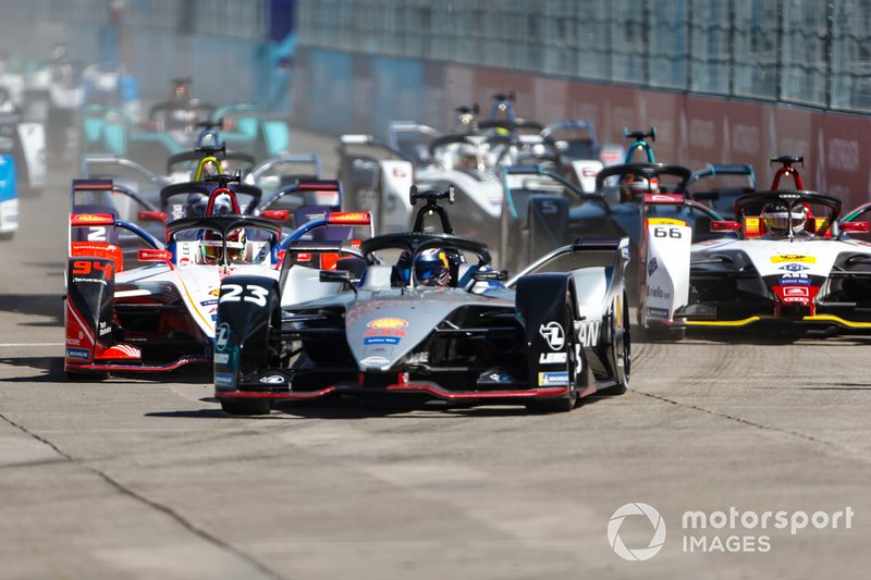 Sébastien Buemi, Nissan e.Dams, Nissan IMO1, Pascal Wehrlein, Mahindra Racing, M5 Electro, Daniel Abt, Audi Sport ABT Schaeffler, Audi e-tron FE05, Sam Bird, Envision Virgin Racing, Audi e-tron FE05, at the start.