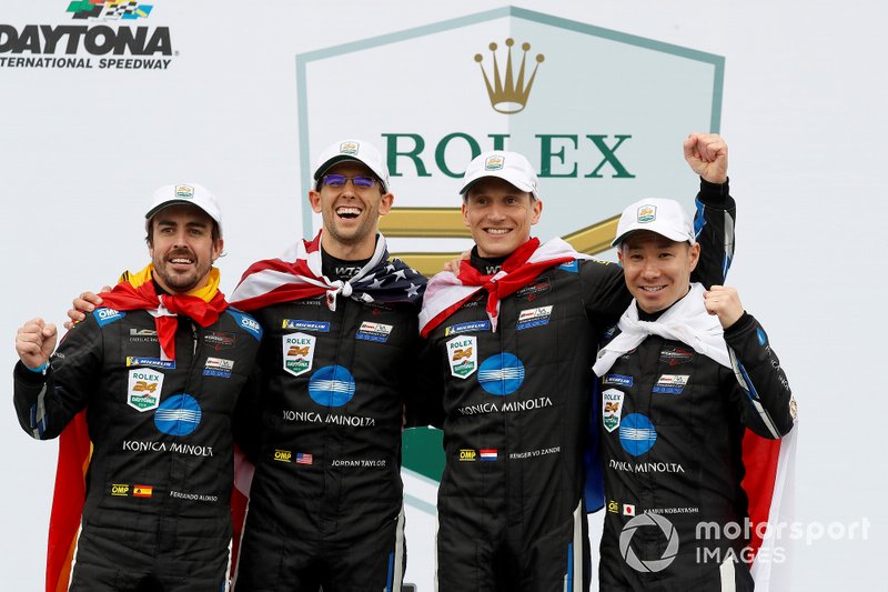 #10 Wayne Taylor Racing Cadillac DPi: Ренгер ван дер Занде, Джордан Тейлор, Фернандо Алонсо, Камуі Кобаясі, на подіумі