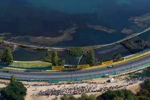 Daniel Ricciardo, Renault F1 Team R.S.19, voor Robert Kubica, Williams FW42