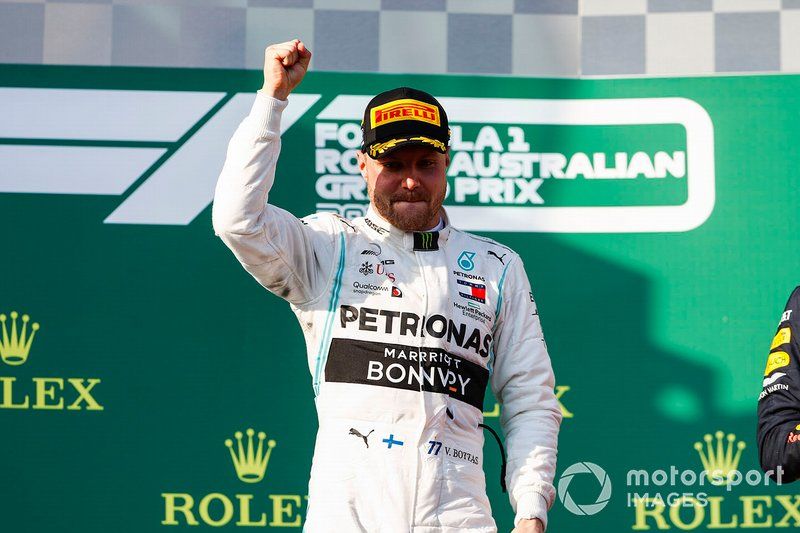 El ganador Valtteri Bottas, Mercedes AMG F1 celebra en el podio