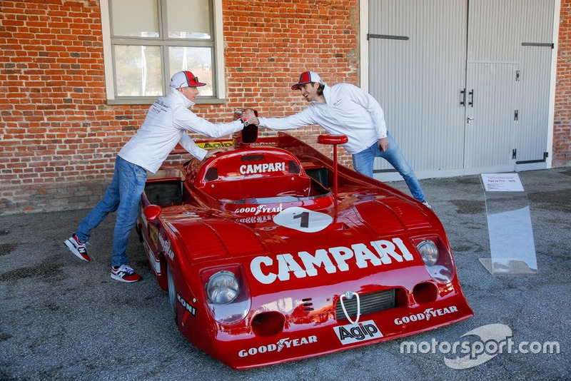 Антоніо Джовінацці, Alfa Romeo Racing, та Кімі Райкконен, Alfa Romeo Racing, біля Alfa Romeo Tipo 33 TT12