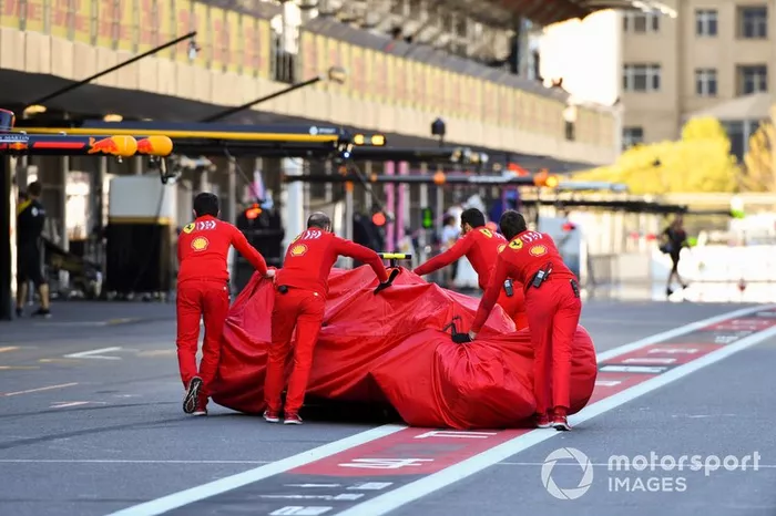 Coche accidentado de Charles Leclerc, el Ferrari SF90 empujado por los mecánicos de Ferrari por el pit lane