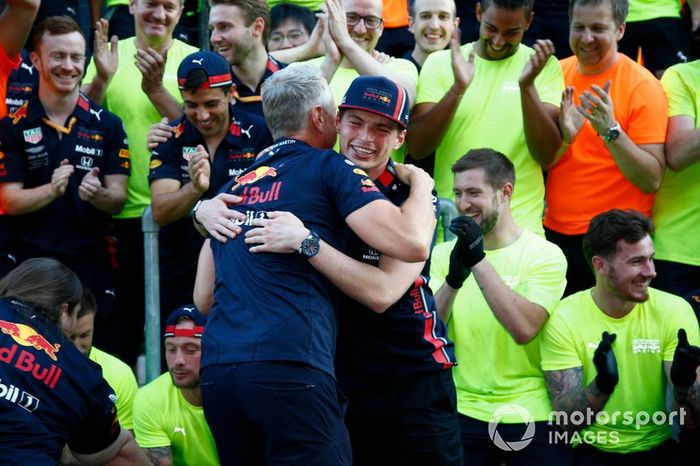 Max Verstappen, Red Bull Racing celebra con el equipo