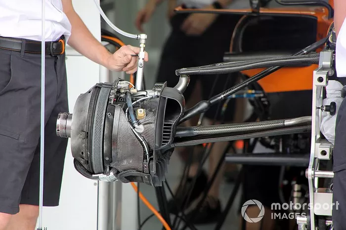 Detalle del reno delantero del McLaren MCL34 