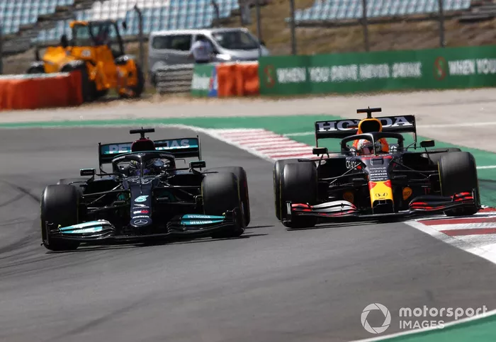 Lewis Hamilton, Mercedes W12, lotta con Max Verstappen, Red Bull Racing RB16B