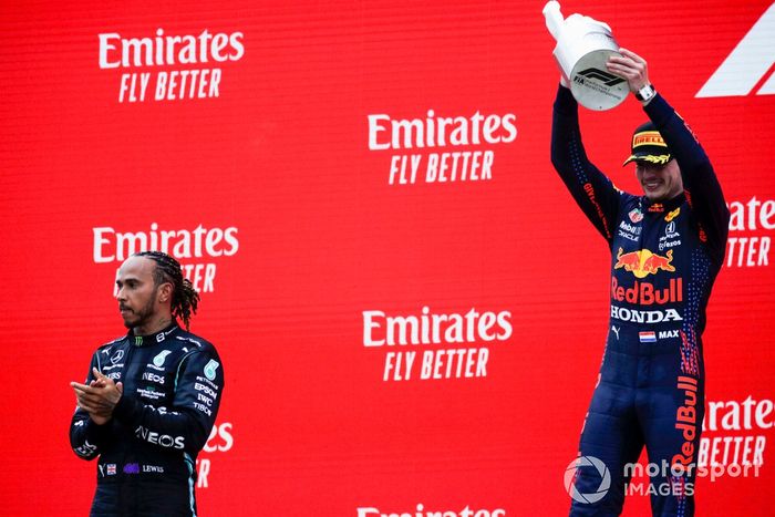 Podio: segundo lugar Lewis Hamilton, Mercedes, ganador Max Verstappen, Red Bull Racing