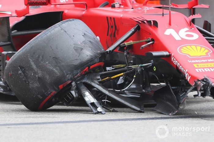 El monoplaza dañado de Charles Leclerc, Ferrari SF21