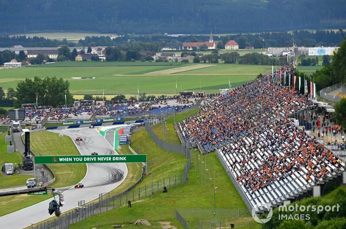 Charles Leclerc, Ferrari SF21, Lewis Hamilton, Mercedes W12, Carlos Sainz Jr., Ferrari SF21