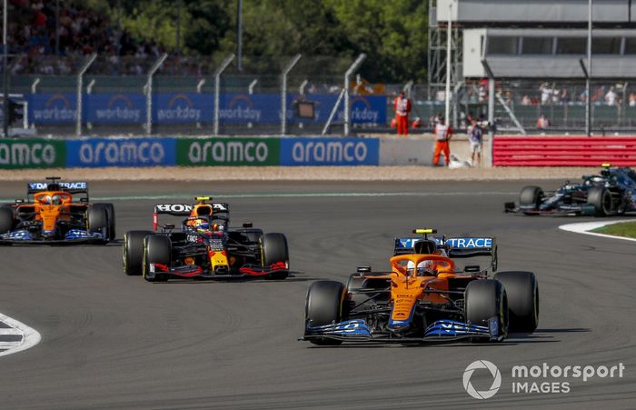 Lando Norris, McLaren MCL35M, Sergio Pérez, Red Bull Racing RB16B, Daniel Ricciardo, McLaren MCL35M