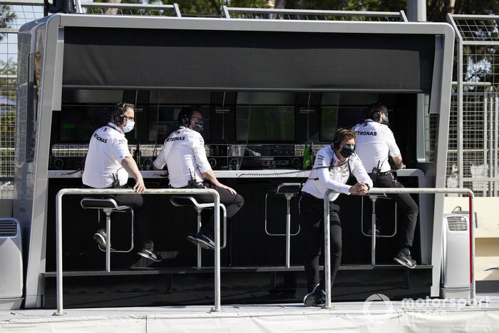 El equipo Mercedes en el muro de boxes