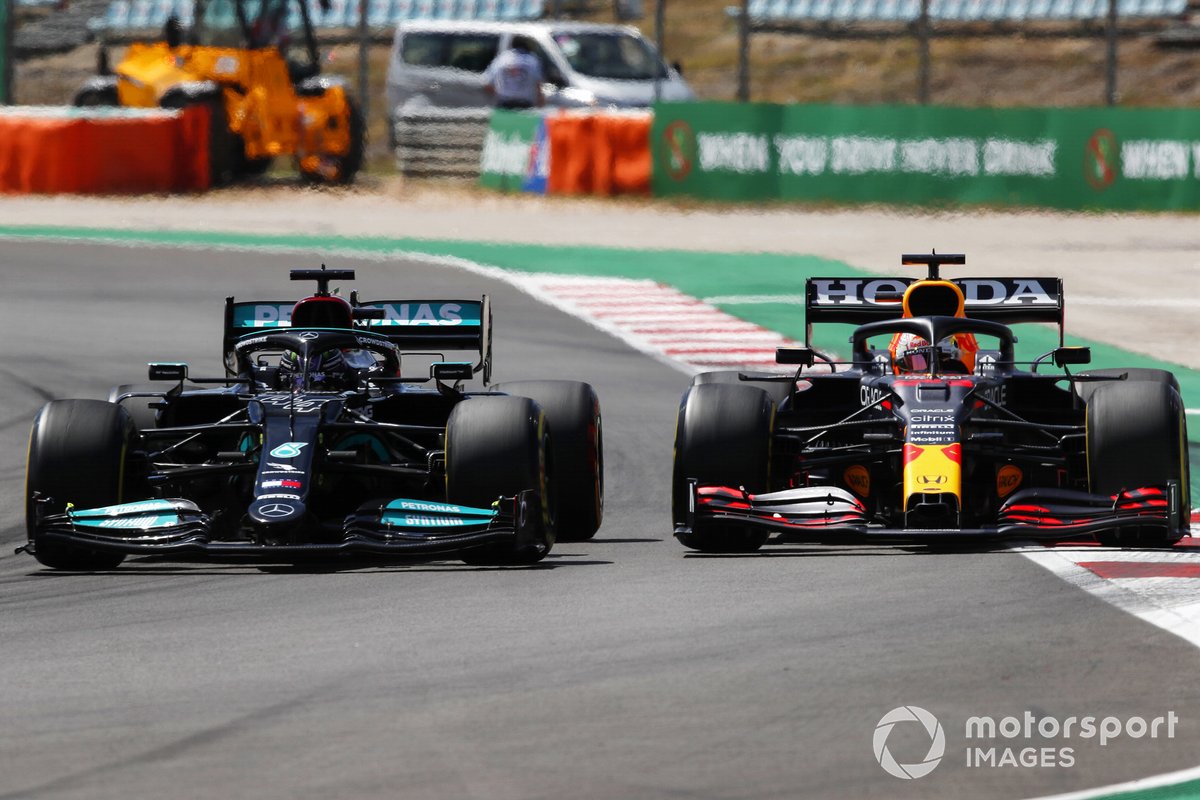 Lewis Hamilton, Mercedes W12, bersaing dengan Max Verstappen, Red Bull Racing RB16B