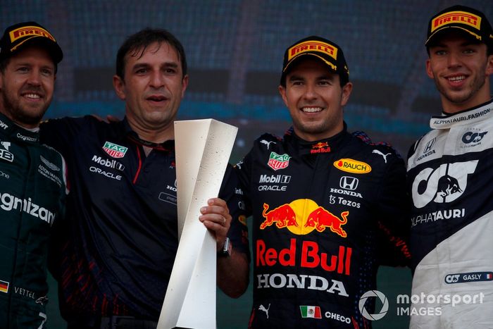 Podio: segundo lugar Sebastian Vettel, Aston Martin, ganador de la carrera Sergio Pérez, Red Bull Racing, tercer lugar Pierre Gasly, AlphaTauri