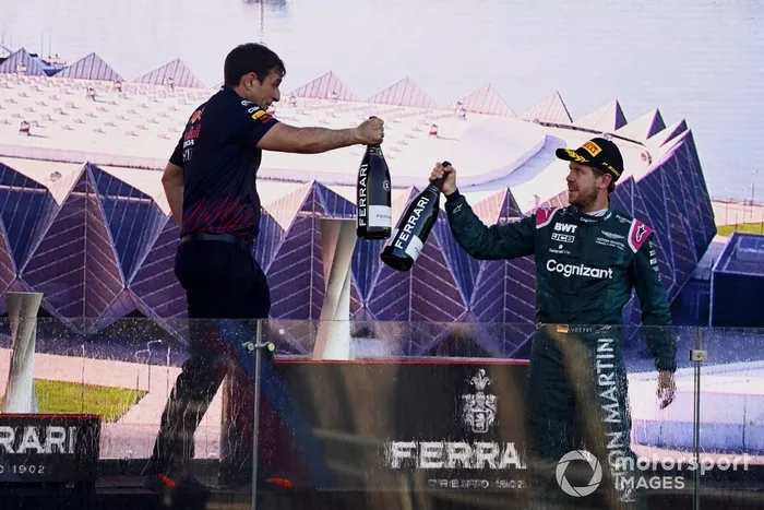 Podio: segundo lugar Sebastian Vettel, Aston Martin, con un miembro del equipo de Red Bull