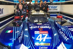 I meccanici del team Cetilar Villorba Corse posano con la vettura riparata