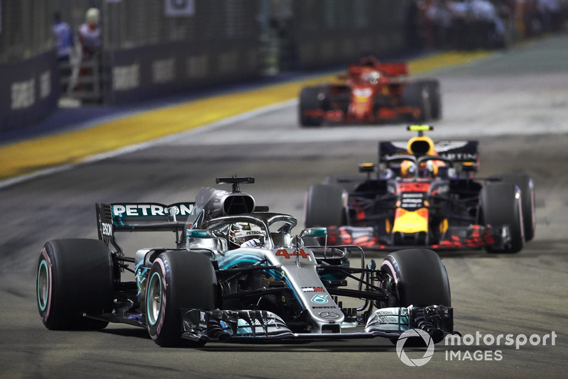 Hamilton en Verstappen proberen een strijdende Sirotkin en Grosjean te dubbelen.