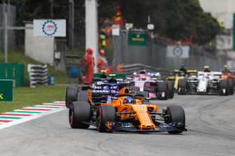 Фернандо Алонсо, McLaren MCL33, попереду суперників
