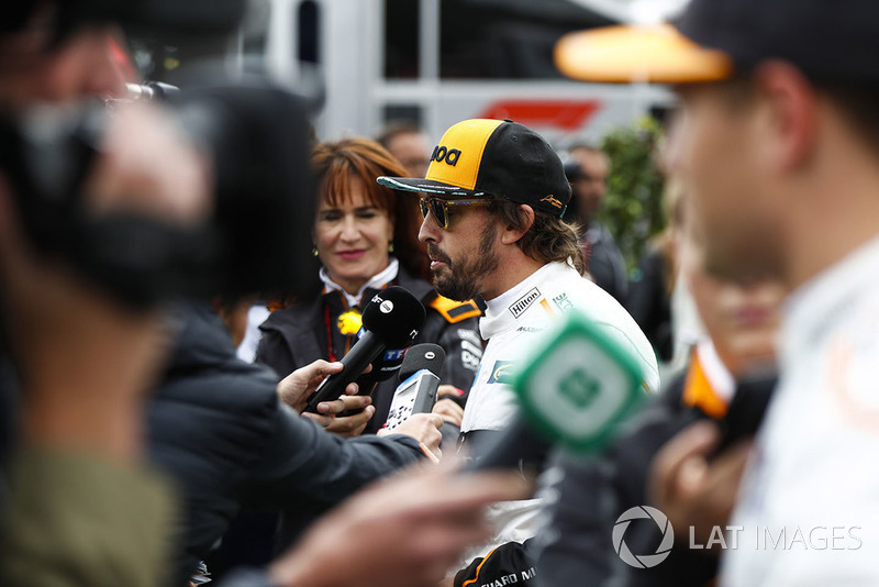 Fernando Alonso, McLaren, et Stoffel Vandoorne, McLaren, parlent aux médias
