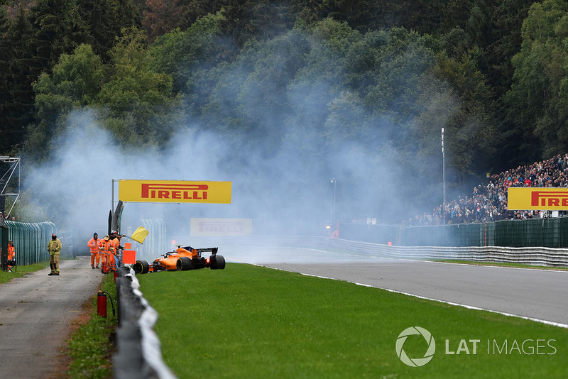 Stoffel Vandoorne, McLaren MCL33 crashes in FP3