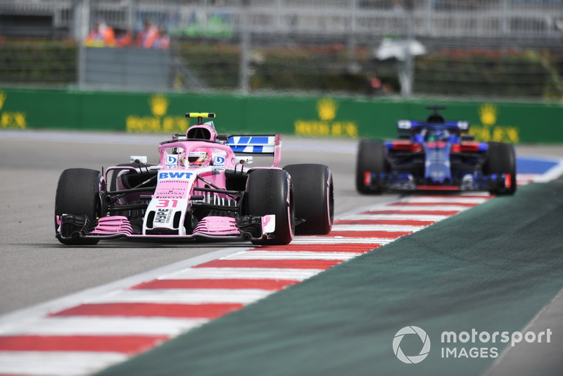 Esteban Ocon, Racing Point Force India VJM11 and Brendon Hartley, Scuderia Toro Rosso STR13