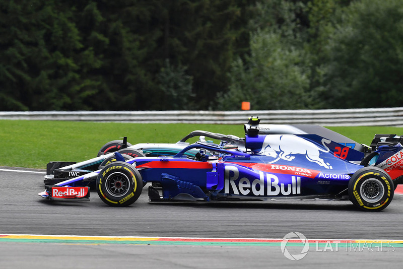 Brendon Hartley, Scuderia Toro Rosso STR13 y Valtteri Bottas, Mercedes AMG F1 W09