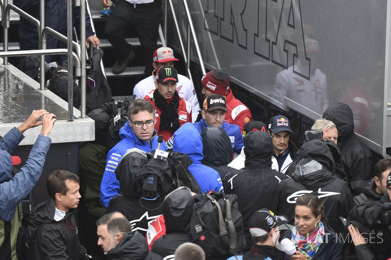 Jorge Lorenzo, Ducati Team, saliendo de la reunión de seguridad